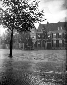 853316 Gezicht op een deel van een ondergelopen Neude te Utrecht; op de achtergrond de voorgevels van de huizen nrs. 17 ...